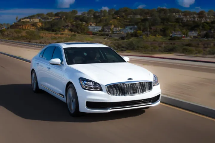 KIA представила флагманский седан K900