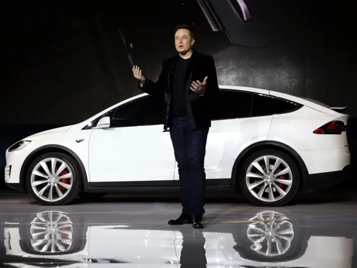 Названы сроки появления компактного кроссовера Tesla