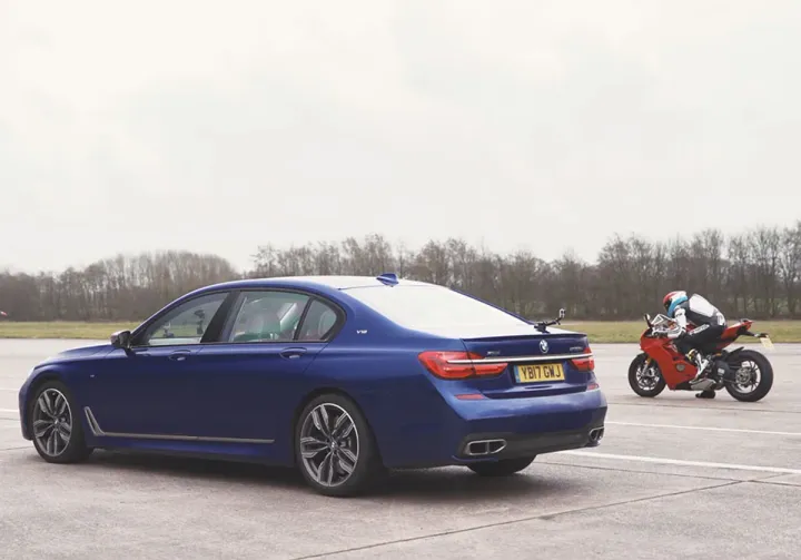 Седан BMW проиграл в гонке мотоциклу Ducati