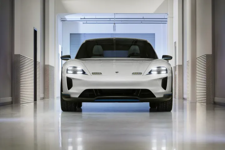 В Женеве состоялась премьера Porsche Mission E Cross Turismo